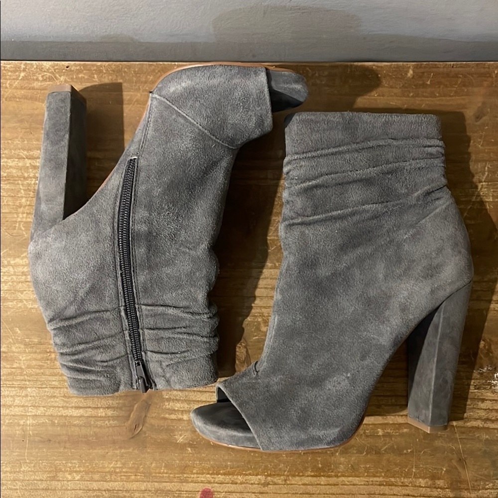 Steve Madden "Ellison" Light Soft Gray Suede Peep-Toe Ankle Boots size 7.5 - Picture 4 of 11
